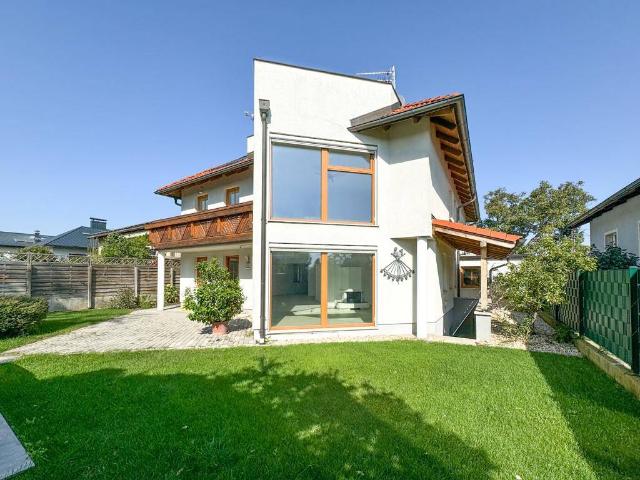 Exklusives Wohnen vor den Toren Wiens – Traumhaftes Haus mit Garten & Pool