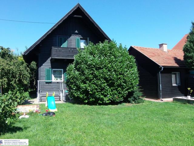 Traumhafte Bauparzelle mit gemütlichem Holzblockhaus