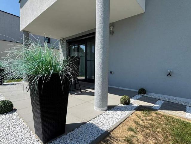 „Traumhafte Gartenwohnung – Ihr privates Paradies im Grünen“