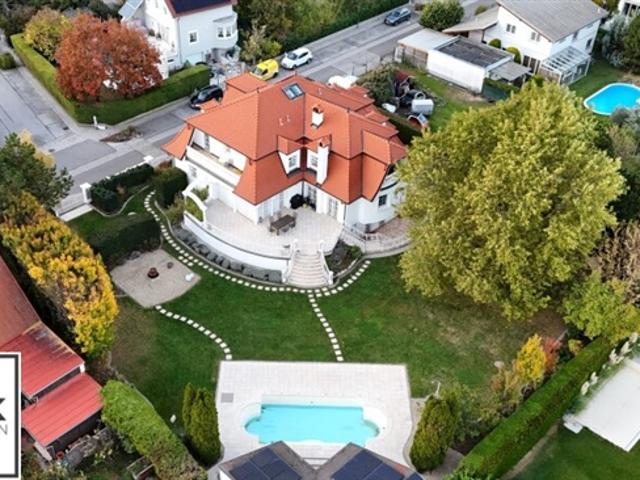 Traumhafte Villa mit historischem Flair, großem Garten, Pool, Sauna & und vielem mehr!