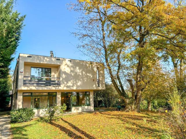 Exklusive Bauhaus Villa mit Parkgarten & Pool am Waldrand