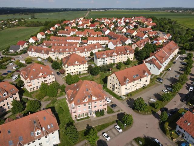 Traumhafte 2 Zimmer Wohnung mit Terrasse, Einbauküche und Tiefgaragenstellplatz