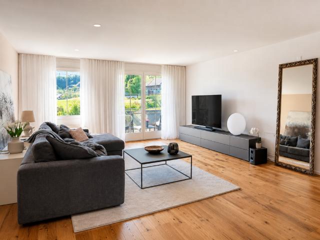 Traumhafte 6.5 Zimmer Gartenwohnung in Reichenburg SZ