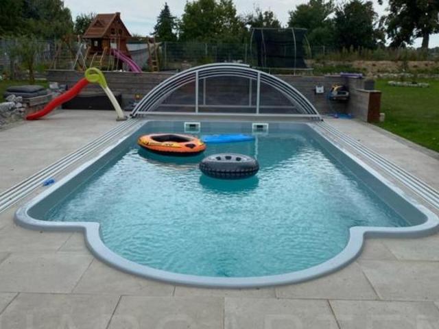 Traumhaftes Zweifamilienhaus mit Gartenparadies: Pool, Nachhaltigkeit und Platz vereint