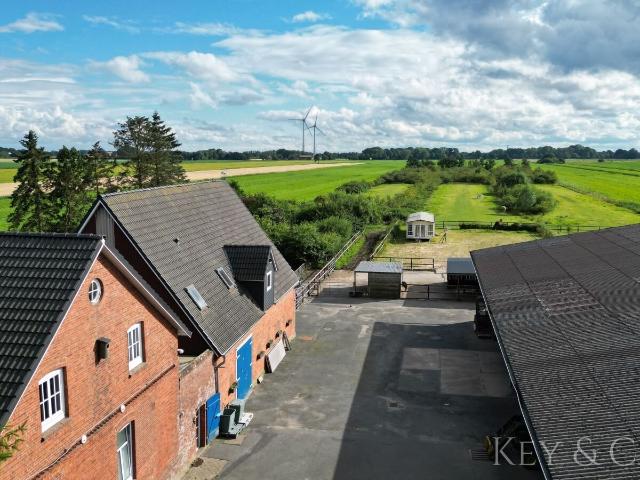 Traumhaftes Anwesen für Pferdebesitzer und die ganze Familie Kernsaniertes Landhaus, flutsicher, auf 2,9 Hektar Land