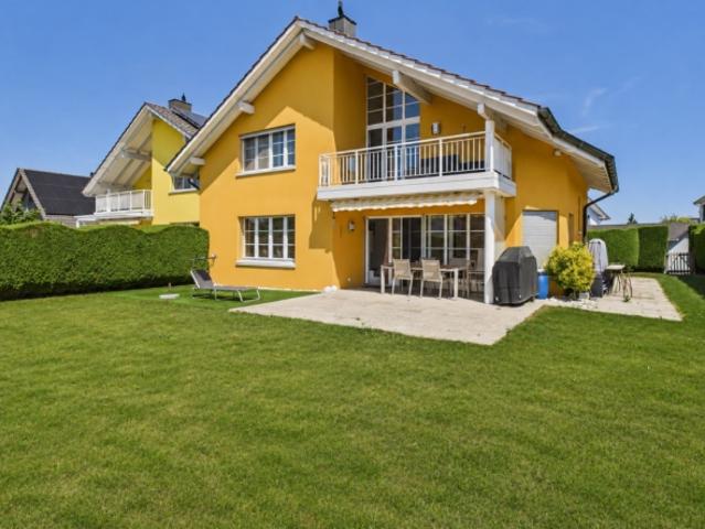 Traumhaftes Doppeleinfamilienhaus in Familienquartier