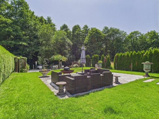 Traumhaftes Doppelfamilienhaus: Luxus, Natur und Exklusivität auf höchstem Niveau