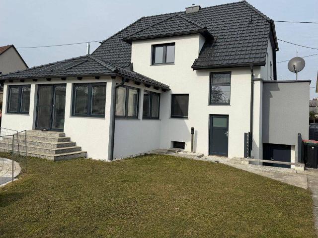 Traumhaftes Einfamilienhaus in Pasching – Sanierter Wohntraum mit Wintergarten & großem Grundstück