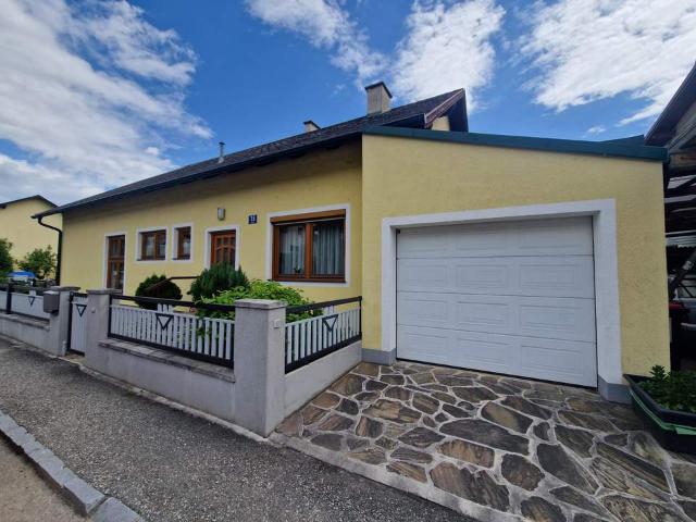 TRAUMHAFTER BUNGALOW SAMT GARAGE MIT MONTAGEGRUBE UND HERRLICHEM, SEHR GEPFLEGEN, IDYLLISCHEN GARTEN IN SEHR GEFRAGTER WOHNLAGE