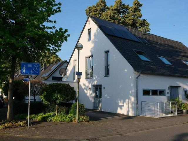 Traumhaus für Familien: Architekten Doppelhaushälfte mit idealer Verkehrsanbindung von privat