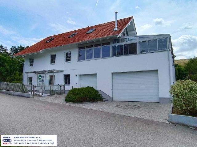 Luxusvilla mit großzügigem Garten, Pool und 3 Garagen in idyllischer Lage!