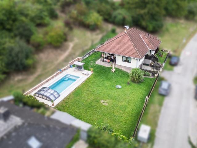 Traumhaus mit Pool und großem Garten in ruhiger Lage – perfekt für Familien!