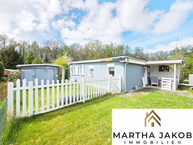 Traumlage am Schweriner See: Bungalow mit Wintergarten, Werkstatt, 3 Terrassen & Garten!