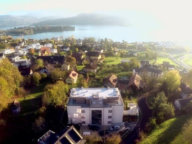 Beeindruckende Seeblick Wohnung am Wörthersee zu verkaufen: 128 m WNF plus 35 m Südterrasse, TG, Kellerabteil ÜBERNAHME mit MIETER sofort möglich EIGENNUTZUNG ab 2026 möglich!