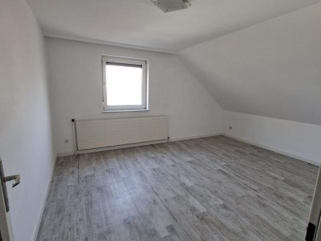 TRAUN: Gepflegtes 4 Zi. Einfamilienhaus in Traun mit Gartennutzung, Garage, Terrasse und Pool zu mieten!