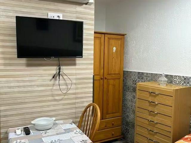 Travessera de Collblanc, L'Hospitalet de Llobregat, Catalonia 08904