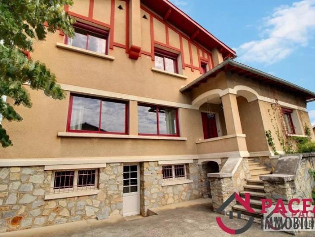 TRAVET Maison de charme sur 1014 m² de terrain