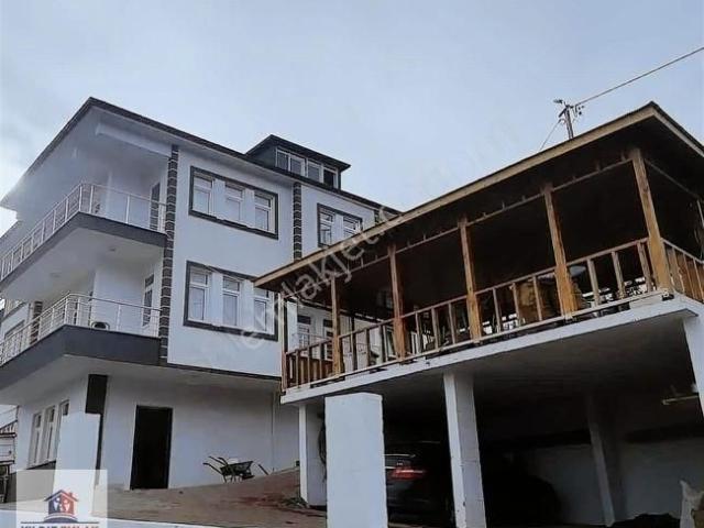 Trabzon Akçaabat Uğurlu Mahallesinde Satılık Müstakil Ev Ve Arsa