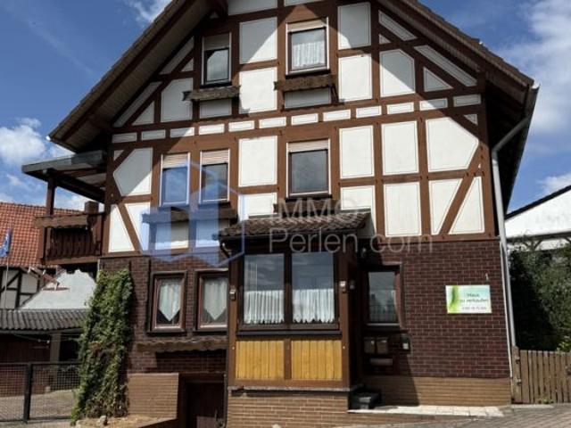 Tradition trifft Raumvielfalt Großes Wohnhaus mit Einliegerwohnung und Gartenidylle