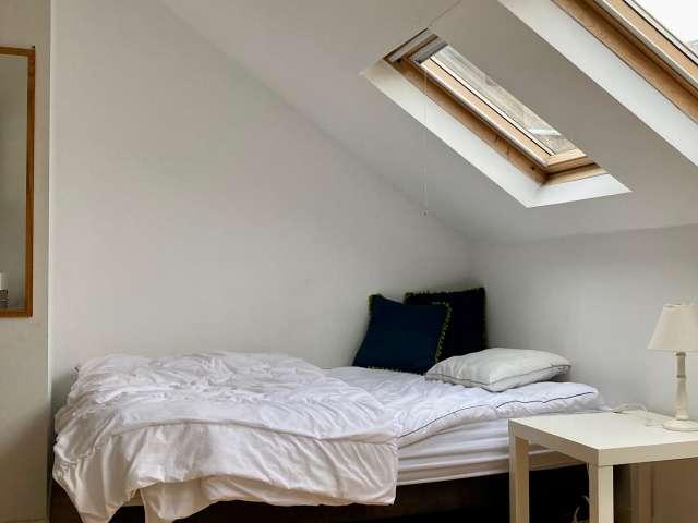 Traditional room in 3 bedroom apartment in Ixelles, Brussels