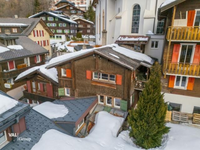 Traditionelles Walliser Haus im Dorfkern von Leukerbad