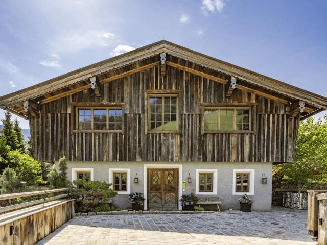 Traditionelles Chalet in Bestlage von Jochberg mit Pool, Wellness & Gästehaus