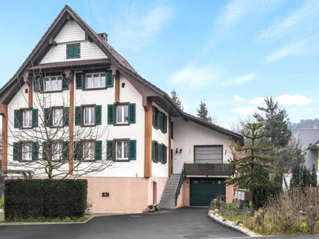 Traditionelles Schwyzer 3 Familienhaus mit Bachanstoss
