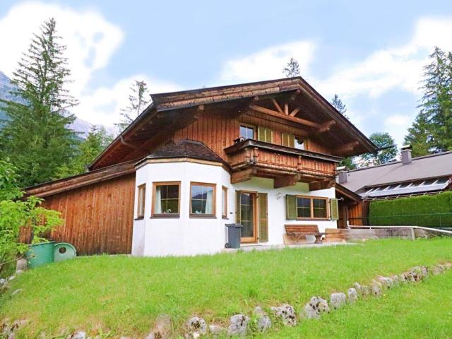 Traditioneller Tiroler Holzhaus Charme mit Panoramablick