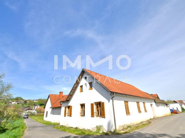 Traditioneller Vierkanthof Idyllischer Innenhof ? Erleben Sie im Innenhof Ihr open air Wohnzimmer