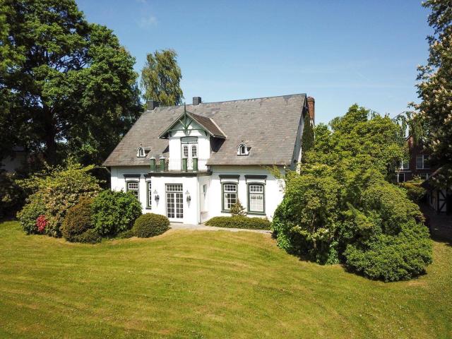 Traditionsreiche Villa mit Charme und Geschichte in Bokholt Hanredder