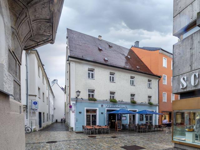 Traditionsreiches Wohn und Geschäftshaus mit Gewerbeanteil und individuellem Charme in 1A Lage