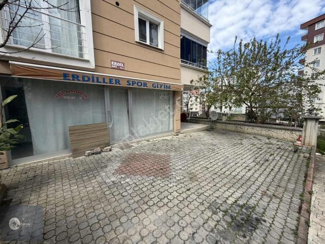 Tramvayın Bir Sokak Üstünde Geniş Dükkan