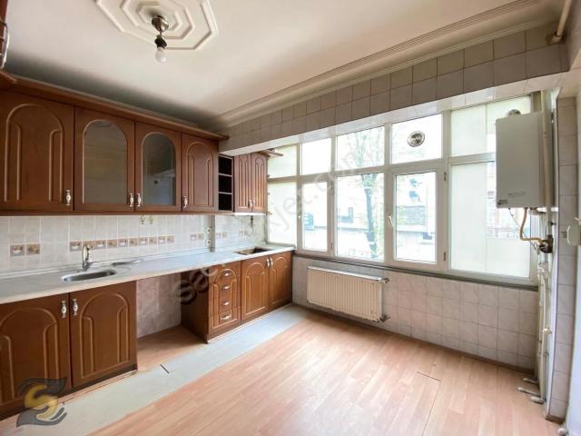 Tramvayın Dibinde Harika Konumda Kiralık 3+1 Fırsat Daire!