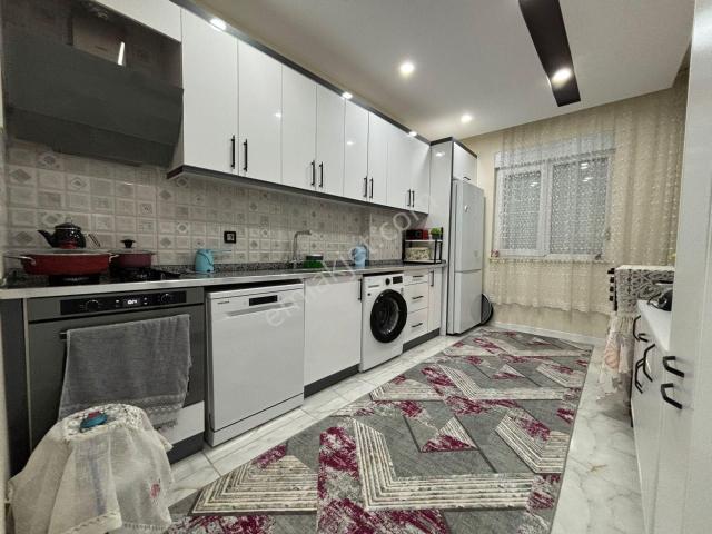Tramvay Yakını Ebeveyn Banyolu Yüzme Havuzlu Katta Geniş 3+1 Daire