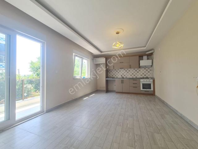 Tramvaya Yakın 1.kat 1+1 65 M² Asansörlü Daire