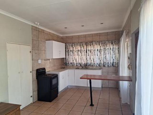 tranquil 1 bedroom garden flat to le.