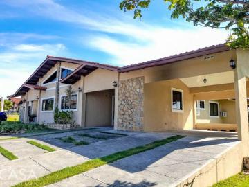 Tranquila Casa Dúplex Con Vistas A La Montaña En Alto Boquete