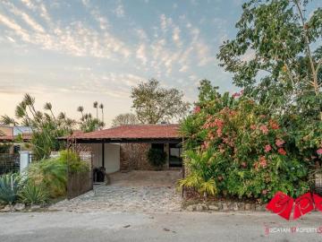 TRANQUILA RESIDENCIA FAMILIAR CON JARDÍN EXUBERANTE Y PISCINA INFINITA