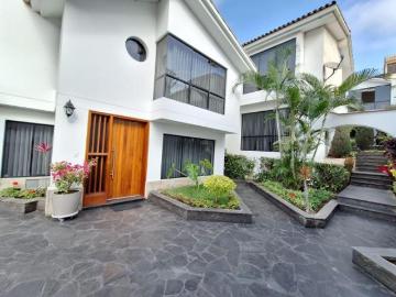TRANQUILIDAD ANTE TODO! Venta de casa en Surco. Zona segura de Valle Hermoso