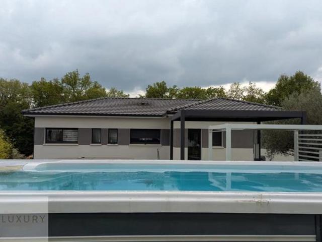 Tranquillité et espace – Propriété moderne avec terrain boisé