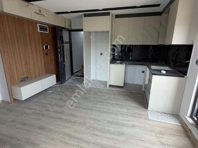 Tranvay Cephe İskanlı Asansörlü 1.kat Satılık 1+1 Daire