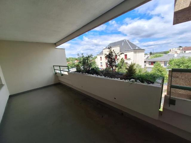 TRAPPES CENTRE – APPARTEMENT STUDIO RÉNOVÉ AVEC BALCON – PROCHE GARE