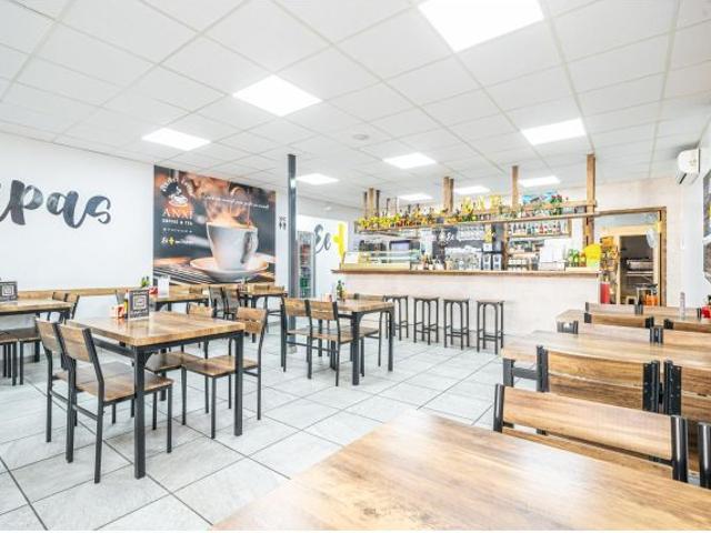 Traspaso bar Más que tapas con licencia, salida de humos y terraza en polígono Son Castelló