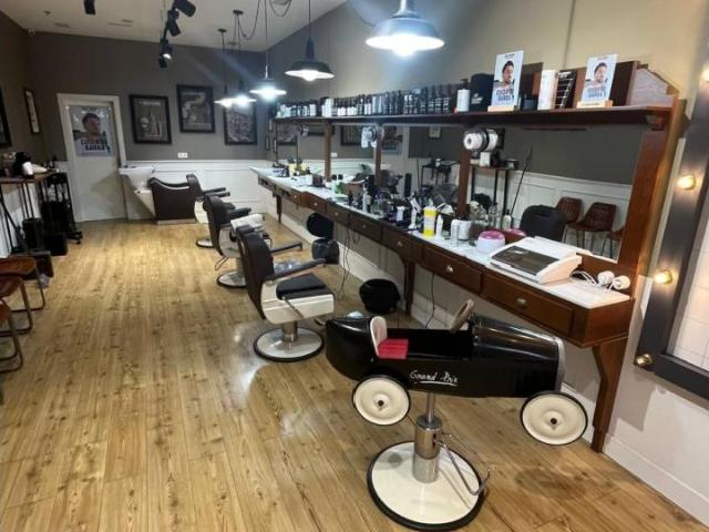 Traspaso Barbería en funcionamiento en Centro Comercial