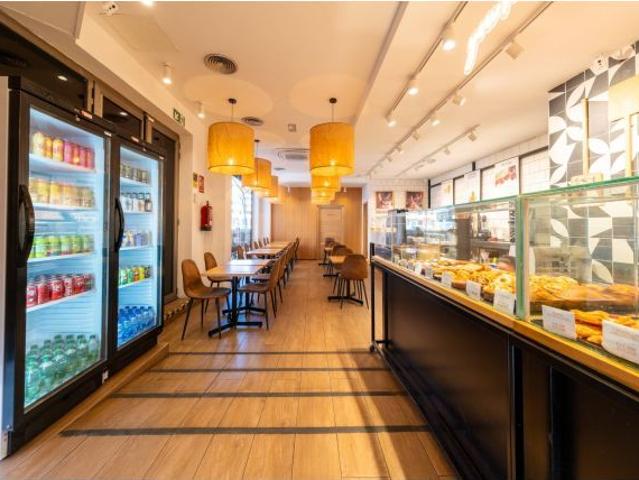 Traspaso cafetería–pastelería en plena actividad