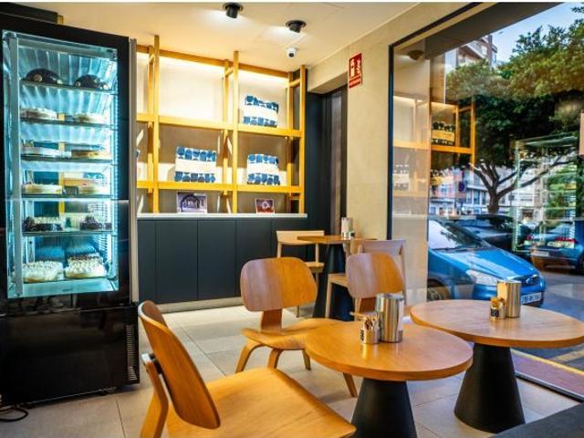 TRASPASO Cafetería Repostería de Alta Gama Con Terraza – Espíritu Francés, Ubicación Perfecta de la