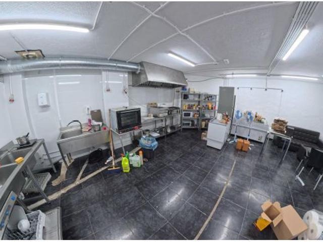 Traspaso de bar totalmente equipado en excelente ubicación, a pocos pasos del mar – 74.900 €