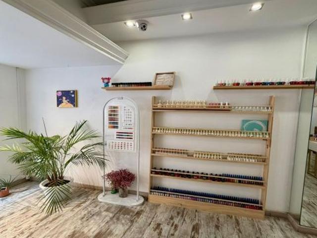 TRASPASO DE EXCELENTE LOCAL COMERCIAL CON ACTIVIDAD CENTRO DE UÑAS ZONA CENTRO DE ALICANTE