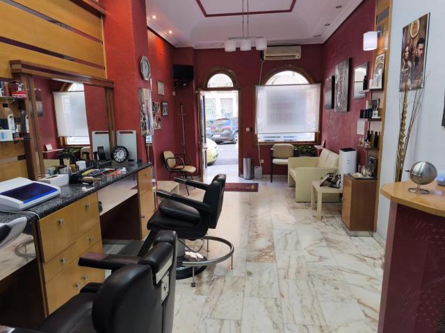 Traspaso de peluqueria de caballeros. Más de 600 clientes en cartera