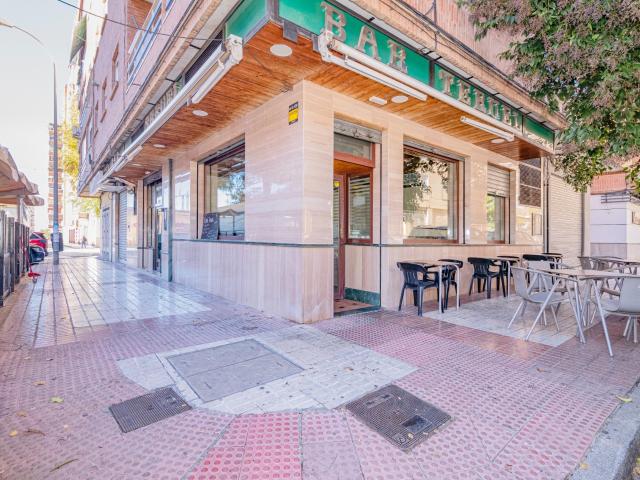 TRASPASO: Emblemático y conocido Bar en La Chana. Granada